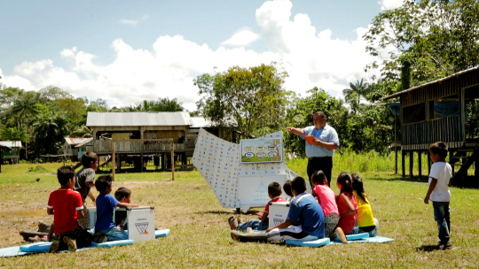 ▲ 콜롬비아 아마존 밀림에 위치한 따라뽀토 지역의 아이들이 삼성전자 스마트 스쿨 노마드를 이용해 수업을 받고 있다 ⓒ 삼성전자
