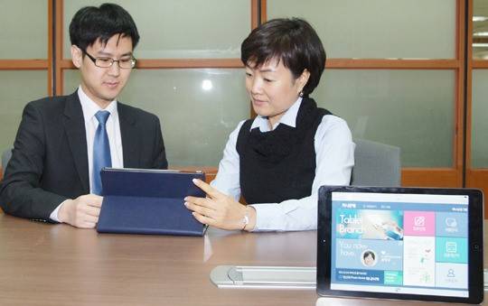 ▲ 하나은행 상담 직원이 태블릿PC를 활용해 금융서비스를 소개하고 있다. ⓒKEB하나은행