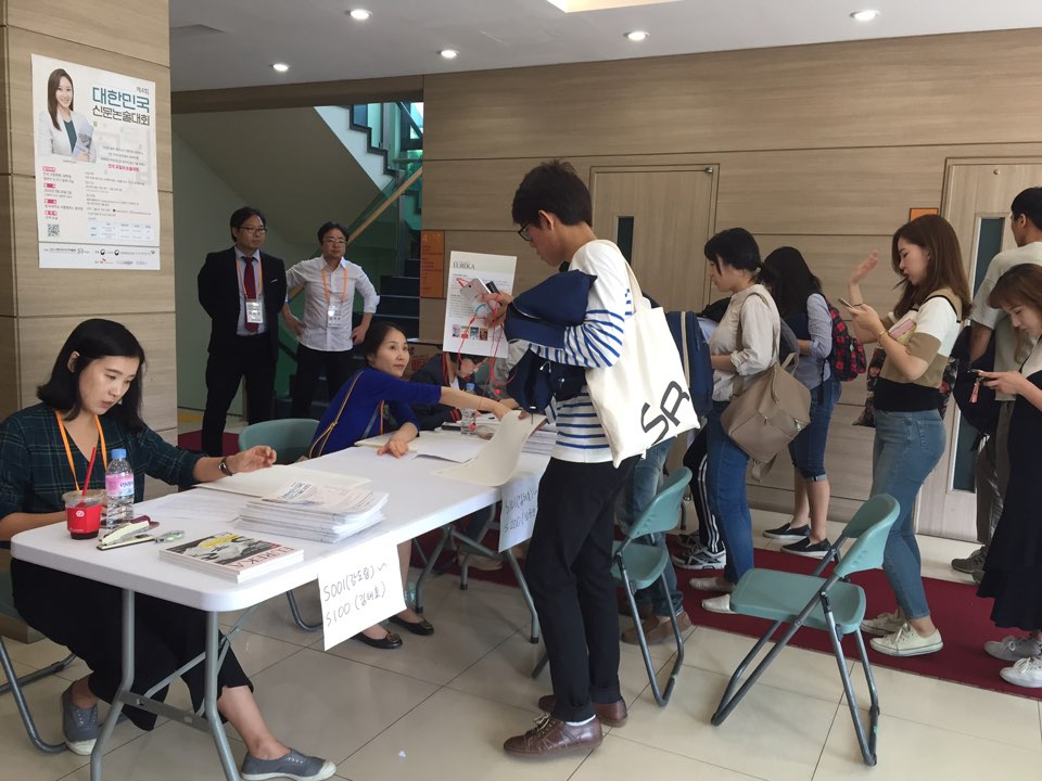 ▲ 제4회 대한민국 논술대회 참가자들이 대회장에 입장하며 답안지를 배부받고 있다 ⓒ SR타임스