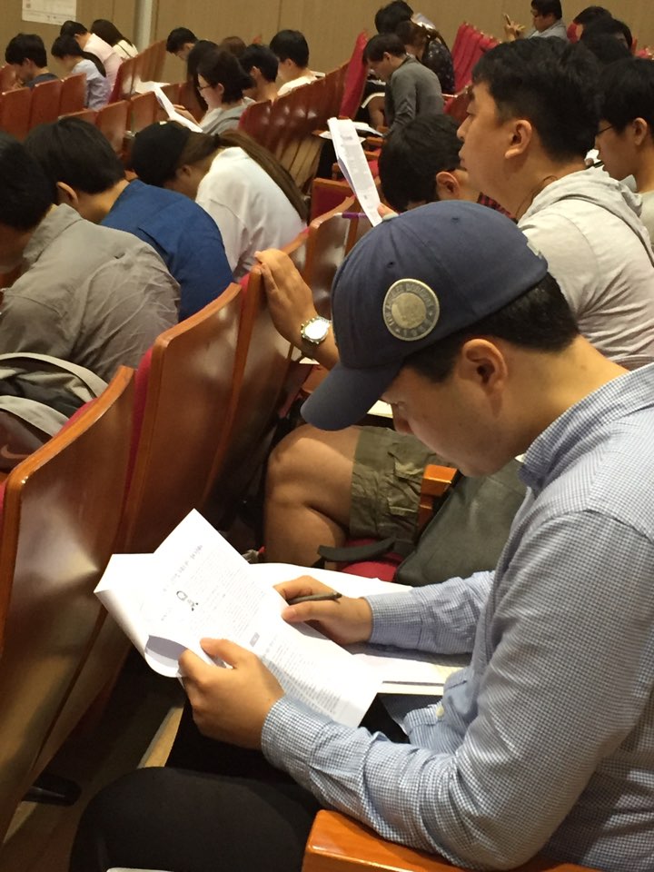 ▲ 제4회 대한민국 논술대회는 오전 11시부터 1시까지 고등부, 오후 2시부터 5시까지 대학 일반부로 진행됐다. 대학 일반부 참가자들이 문제를 읽고 있는 모습. ⓒ SR타임스