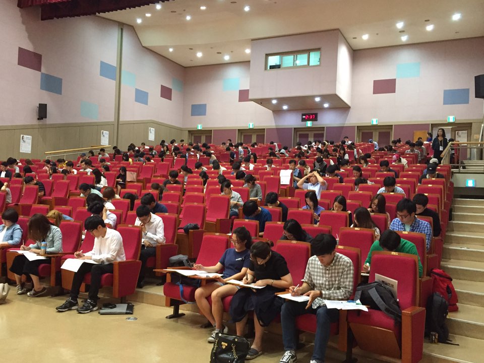 ▲ 제4회 대한민국 신문논술대회 대학 일반부 참가자들이 답안 작성에 집중하는 모습 ⓒ SR타임스