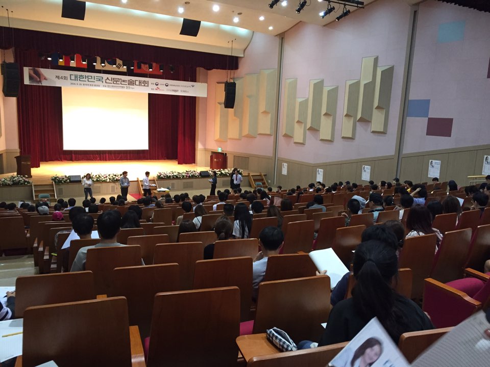 ▲ 제4회 대한민국 논술대회 지난 9월 25일 동국대학교 중강당에서 오전 11시부터 1시까지 고등부, 오후 2시부터 5시까지 대학 일반부로 진행됐다. 대학 일반부 참가자들이 문제를 읽고 있는 모습. ⓒ SR타임스