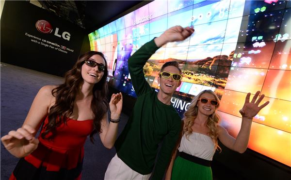 ▲ LG전자가 미국 라스베이거스에서 열리는 세계최대 가전전시회 '2014 CES'에서 부스 입구에 3D 비디오월을 설치해 이목을 집중시키고 있다. ⓒ LG전자