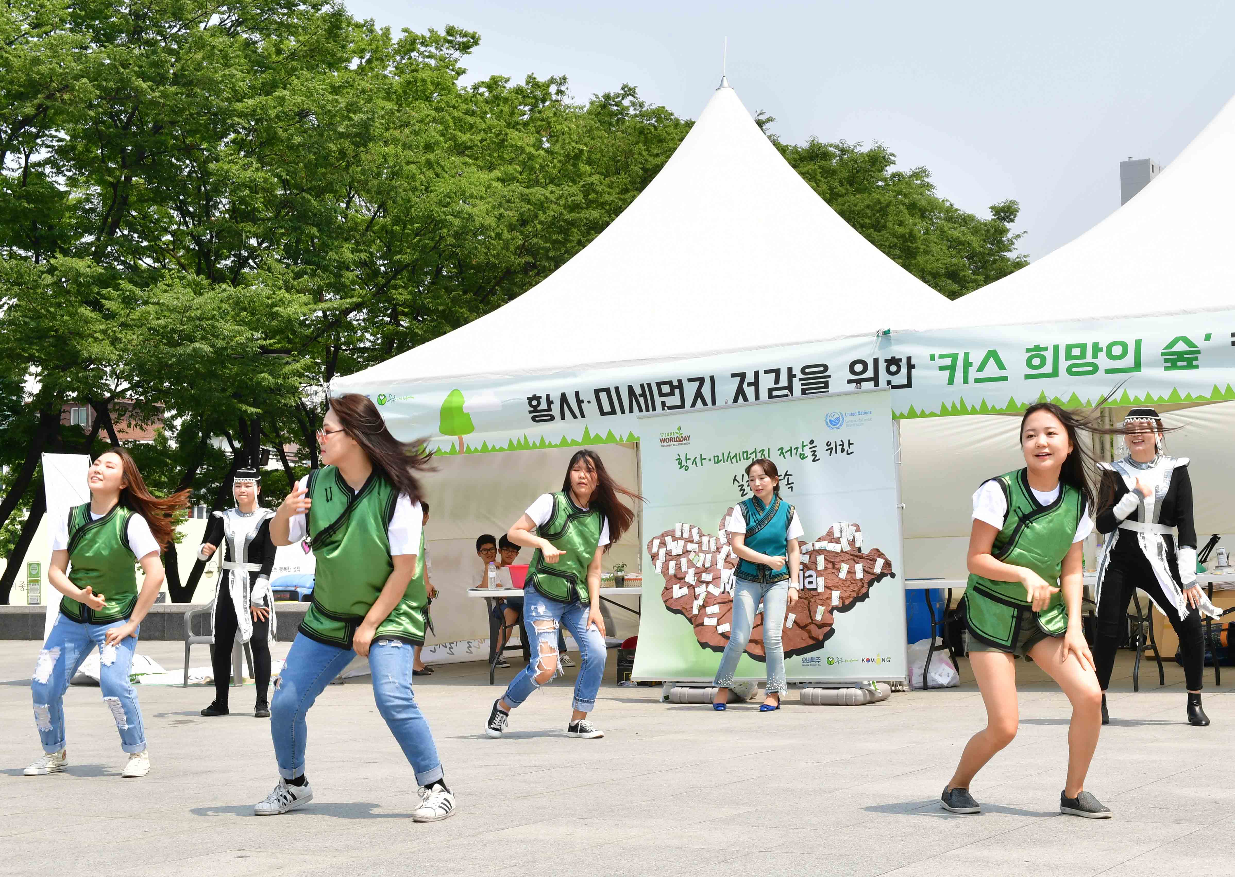 ▲ '카스 희망의 숲' 캠페인에서 몽골 유학생들이 몽골 전통·현대음악에 맞춰 춤추는 플래시몹(flash mob) 공연을 선보이며 환경 캠페인 참여를 독려하는 다채로운 프로그램이 마련됐다. ⓒ 오비맥주