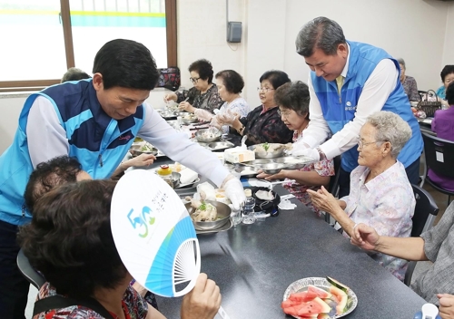 ▲ 박인규 DGB금융 회장(오른쪽)이 노인복지시설을 찾아 어르신들에게 삼계탕을 대접했다. ⓒ DGB금융그룹