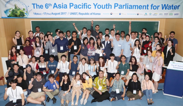 아시아·태평양 지역 60명의 대학생들이 함께 모여 단체 기념사진을 촬영하고 있다.사진=오비맥주