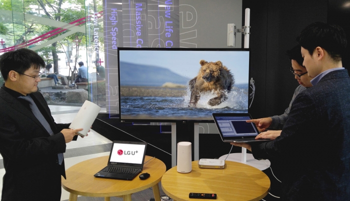 ▲ LG유플러스 직원들이 상암사옥 5G기술시험센터에서 5G기지국 장비와 IPTV를 연동해 UHD서비스를 시연하고 있는 모습.ⓒLG유플러스