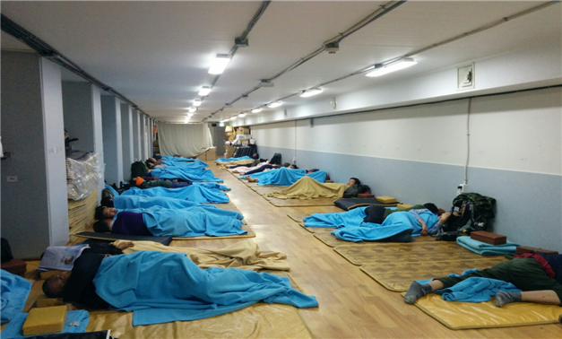 ▲ 서울역에 마련 된 응급대피소에서 노숙자들이 추위를 피해 잠을 청하고 있다. (사진=서울시)