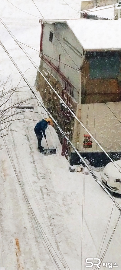 ▲ 눈 오는 18일 오전 9시 서울역 인근 도로에서 시민이 눈을 치우고 있다. ⓒ 신숙희