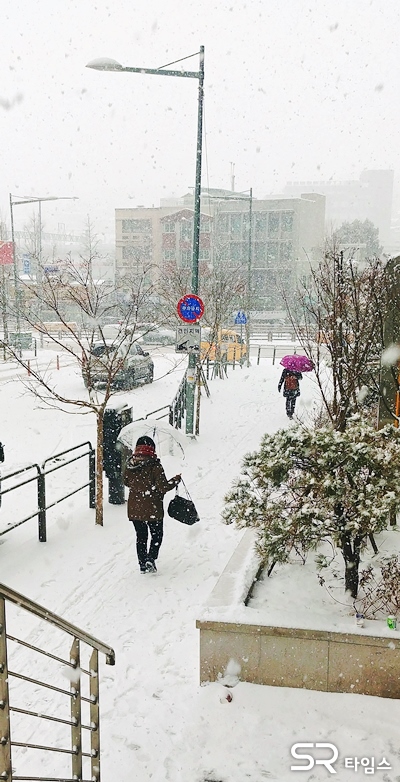 ▲ 눈 오는 18일 오전 9시 서울역 인근 빌딩 앞, 시민들이 눈을 맞으며 바삐 걷고 있다.ⓒ 신숙희