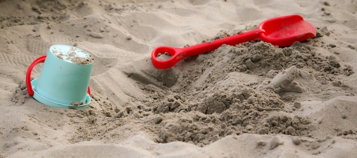 ▲ 모래바닥 놀이터에서 대장균 등 세균들이 평균 이상 검출 되며 안전 문제가 제기되고 있다. (사진=pixabay)