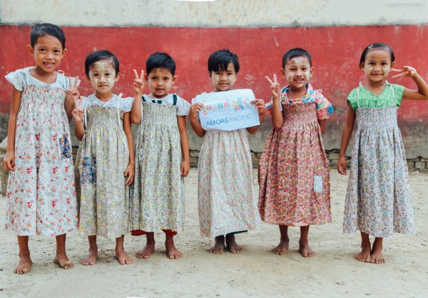 ▲ 아모레퍼시픽이 진행한 원피스 만들기 캠페인 완성품이 더프라미스를 통해 미얀마 뚜청 마을 어린이들에게 전달됐다. 아모레퍼시픽은 2014년부터 더프라미스를 통해 개도국 아이들에게 물품을 지원해오고 있다. (사진=아모레퍼시픽)
