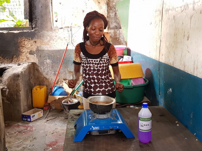 ▲ 케냐 몸바사 인근 빈민촌 주민이 지난해 11월에 지급받은 저탄소 쿡스토브로 음식을 조리하고 있다. (사진=삼성전자)