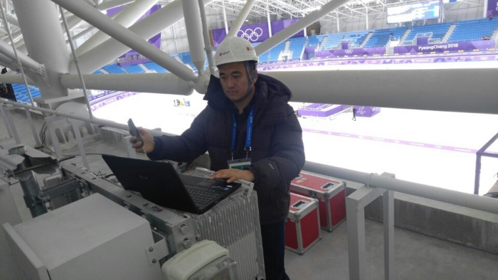 ▲LG유플러스 직원이 올림픽 기간 동안 증가하는 통신 트래픽에 대비 주요 경기장과 선수촌 등에 대한 네트워크 점검작업에 나서고 있다.ⓒLG유플러스