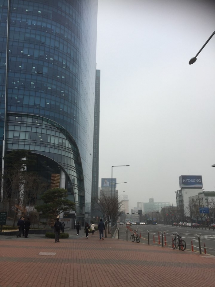 ▲26일 아침 미세먼지가 기승을 부리는 가운데 서울역앞에서 시민들이 출근길을 서두르고 있다ⓒSR타임스