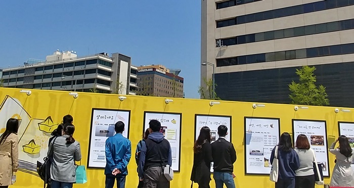 ▲세월호 참사 4주기인 16일 정오 서울 광화문 광장을 찾은 시민들 ⓒ신숙희