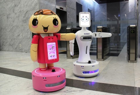 ▲롯데제과의 인공지능 로봇 쵸니봇·스윗봇ⓒ롯데제과