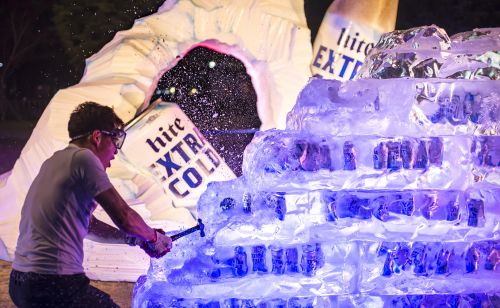 ▲하이트진로는 2017년 6월 센텀맥주축제에서 얼음산에 묻힌 캔 맥주 꺼내기 이벤트를 실시했다.ⓒ하이트진로