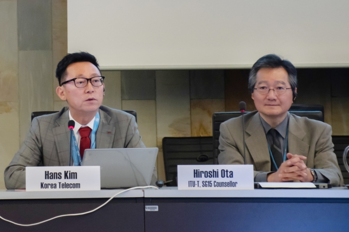 ▲ 스위스 제네바에서 열린 ITU 국제표준화 회의에서 26일 KT 김형수 박사(왼쪽)가 ‘양자암호통신 네트워크 기술’에 대해 발표하고 있다. (사진=LG유플러스)