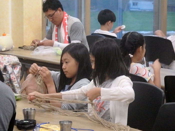 ▲광동제약 제11회 옥수수가족환경캠프에 참여한 학생이 매듭놀이를 하고 있다ⓒ광동제약