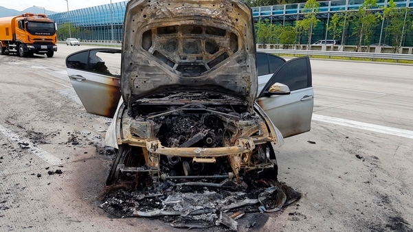 ▲9일 오전 제2경인고속도로에서 주행 중 화재가 발생해 전소된 BMW 320d 차량. ⓒ경기도재난안전본부