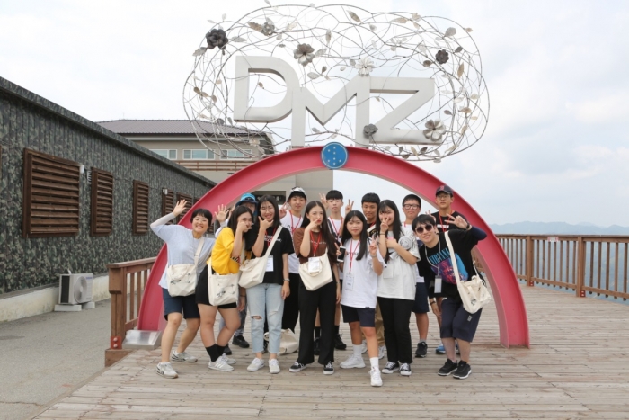 ▲광동제약 제6회 청소년 DMZ 평화생명캠프 참가자들이 화천 칠성전망대를 찾아 단체사진을 촬영했다ⓒ광동제약