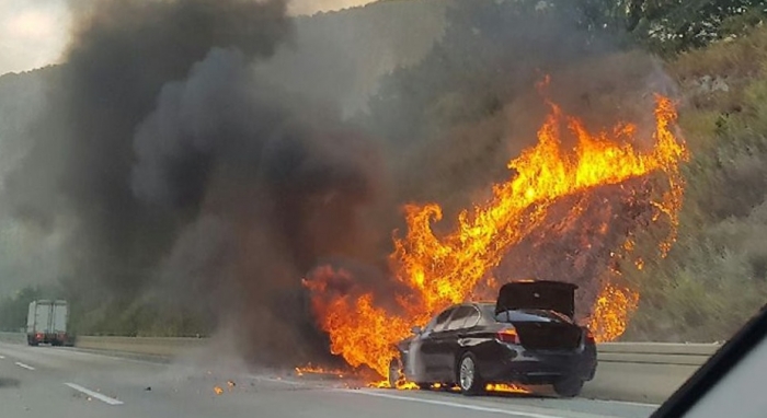 ▲20일 오후 경북 문경시 불정동 중부내륙고속도로에서 달리던 BMW에서 불이 나고 있다.ⓒ문경소방서