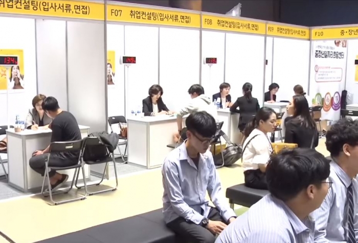 ▲취업박람회에 참가 중인 취업희망자들 (방송화면 캡쳐)