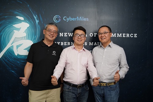 ▲ⓒ사이버마일즈 메인넷 온라인 컨퍼런스 후 기념촬영을 하고 있다. (사진 왼쪽부터) Michael Yuan 박사(사이버마일즈 최고 과학자이자 공동 설립자), Bin Zhang(Tcandy CEO), 그리고 Lucas Lu 박사(사이버마일즈 CEO)