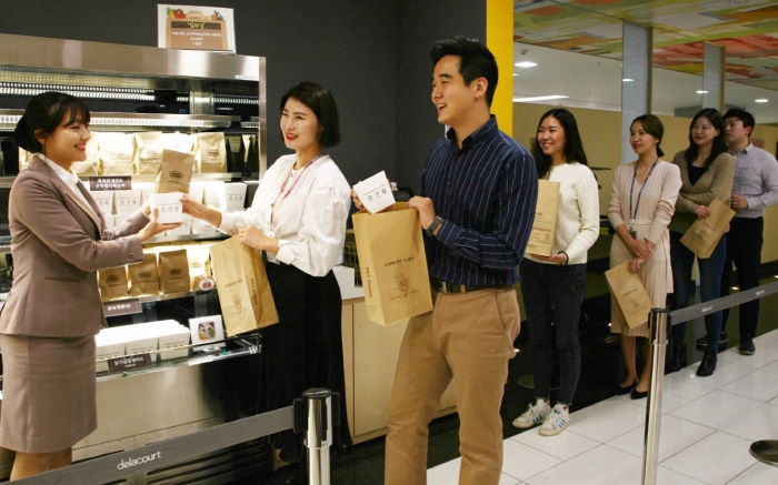 ▲수원 '삼성 디지털시티' 사내 식당에서 임직원들이 테이크아웃 음식이 담긴 재생종이 봉투를 들고 있다. ⓒ삼성그룹