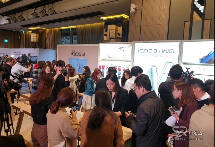 ▲23일 서울 종로 포시즌스호텔에서 열린 아이코스3 제품 공개자리에서 많은 관계자들이 참석해 제품에 대해 큰 관심을 보였다. ⓒSR타임스