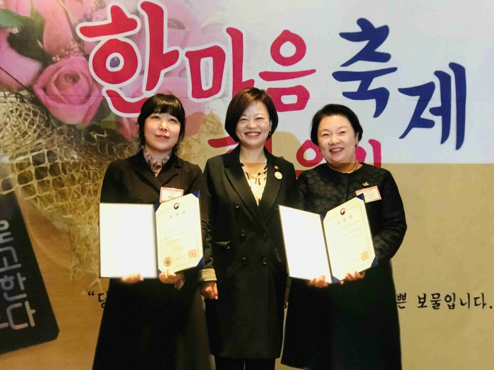 ▲ 여성가족부 진선미 장관(가운데)과 CJ 사회공헌추진단 민희경 단장(오른쪽) ⓒCJ나눔재단