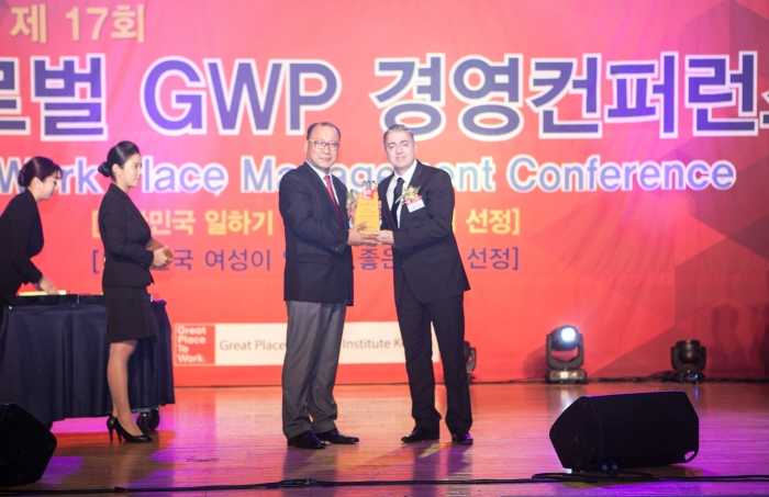 ▲오비맥주 고동우 대표(오른쪽)가 ‘2018 대한민국 일하기 좋은 100대 기업’ 시상식에서 대상을 수상하고 있다상ⓒ오비맥주
