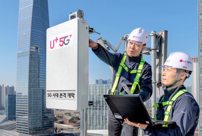 ▲LG유플러스 직원들이 5G 전파 발사에 앞서 인천 송도에 구축된 5G 기지국을 최종 점검하고 있는 모습. ⓒLG유플러스
