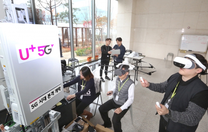 ▲LG유플러스 마곡 사옥에서 직원들이 5G VR 및 드론을 체험하고 있는 모습. ⓒLG유플러스