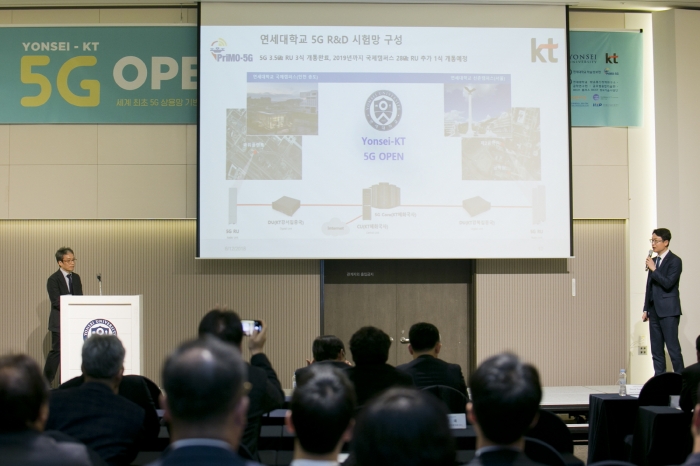 ▲KT 네트워크부문 지영근 상무(오른쪽)와 연세대학교 김성륜 교수(왼쪽)가 '5G 오픈 플랫폼'에 대해 설명하고 있는 모습. ⓒKT