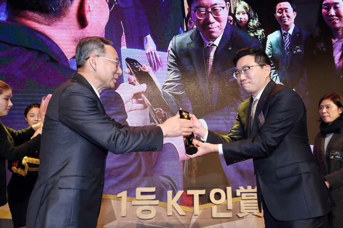 ▲KT 황창규 회장이 세계 최초 5G 상용화 TF의 김하성(오른쪽) 책임연구원에게 1등 KT인상 대상을 시상하고 있다. ⓒKT