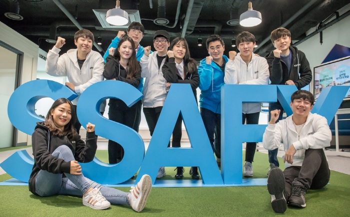 ▲'삼성 청년 소프트웨어 아카데미' 서울 캠퍼스에 입과하는 교육생들이 기념 사진을 촬영하고 있다. ⓒ삼성전자