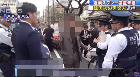 ▲일본 경찰 앞에서 한국인 피의자가 TV 촬영에 항의하고 있다. 일본 TV에는 얼굴이 지워지지 않고 방영되었다. 
