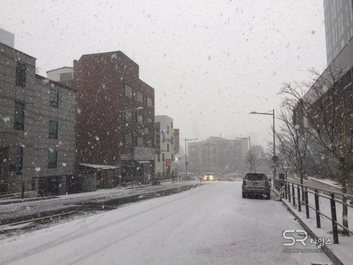 ▲13일 오전 눈이 내리고 있는 서울역 인근 도로에 시민들의 발걸음이 뚝 끊어지고 차량소통도 한산했다.ⓒSR타임스