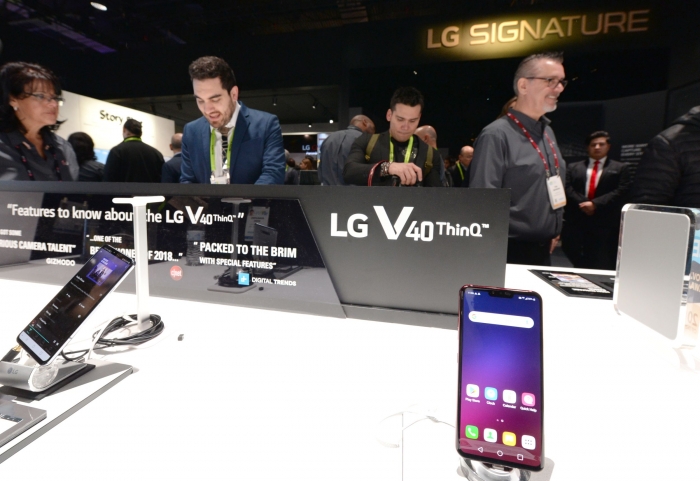 ▲CES 2019 전시회 LG전자 전시관에서 관람객들이 LG전자 전략 스마트폰 'LG V40 씽큐'를 체험하고 있다. ⓒLG전자