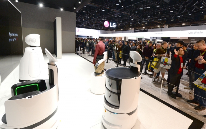 ▲CES 2019 전시회에서 LG전자가 선보인 새로운 허리근력 지원 웨어러블 로봇 'LG 클로이 수트봇' 등 LG 클로이 로봇에 관람객들이 큰 관심을 보였다. ⓒLG전자