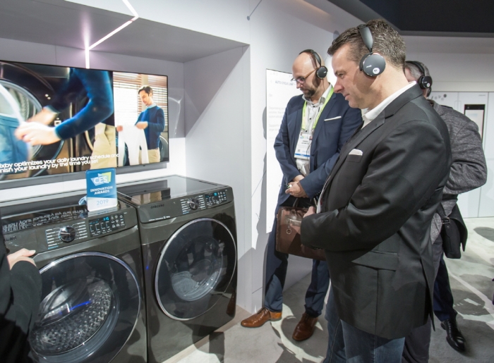 ▲삼성전자 전시관에서 바이어들이 CES 2019 혁신상을 수상한 세탁기를 살펴보고 있다. ⓒ삼성전자