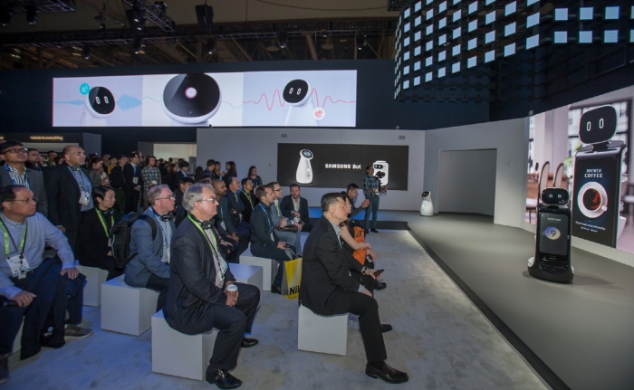 ▲CES 2019 삼성전자 전시관에서 관람객들이 삼성봇에 대한 설명을 듣고 있다. ⓒ삼성전자
