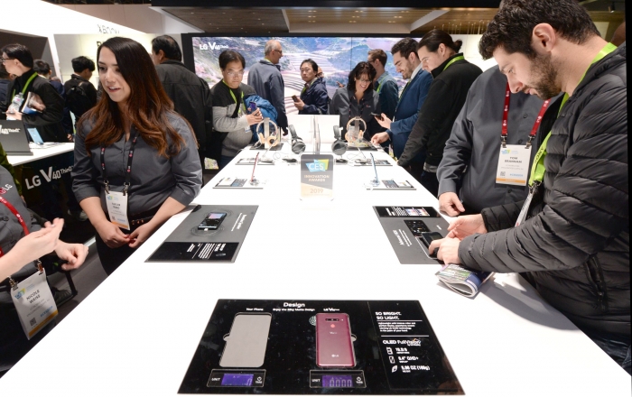 ▲LG전자 전시관에서 관람객들이 LG전자 전략 스마트폰 'LG V40 씽큐'를 체험하고 있다. ⓒLG전자