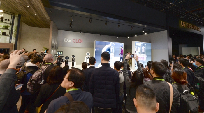 ▲LG전자가 선보인 새로운 허리근력 지원 웨어러블 로봇 'LG 클로이 수트봇' 등 LG 클로이 로봇에 관람객들이 큰 관심을 보였다. ⓒLG전자