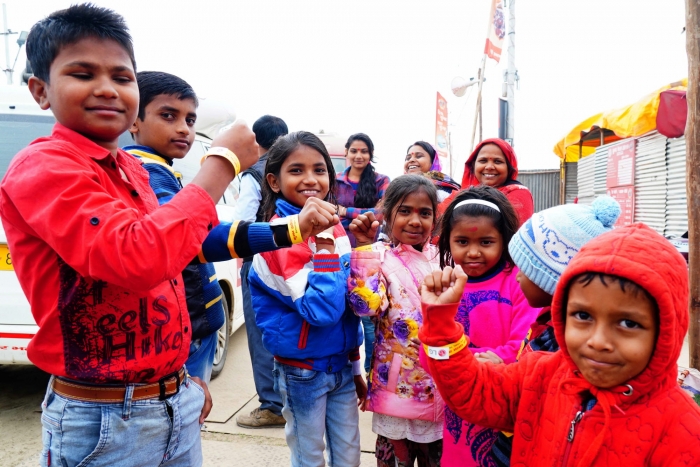 ▲LG전자가  세계 최대 순례 축제인 ‘쿰브 멜라(Kumbh Mela)’에서 미아 방지용 손목밴드 10만 개를 어린 아이는 물론 노인들에게도 무료로 배포하고 있다. 현지 아이들이 미아 방지용 손목밴드를 차고 있는 모습. ⓒLG전자