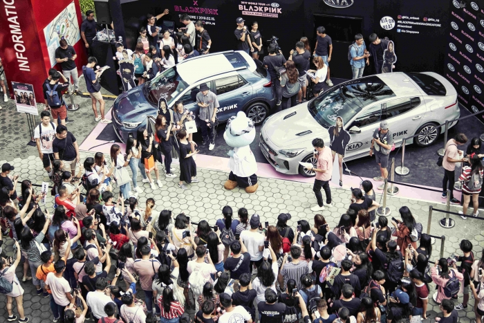 ▲ ‘블랙핑크 2019 월드투어 with 기아 [IN YOUR AREA] 싱가포르’에서 기아차 부스를 관람 중인 관람객들의 모습. ⓒ기아자동차