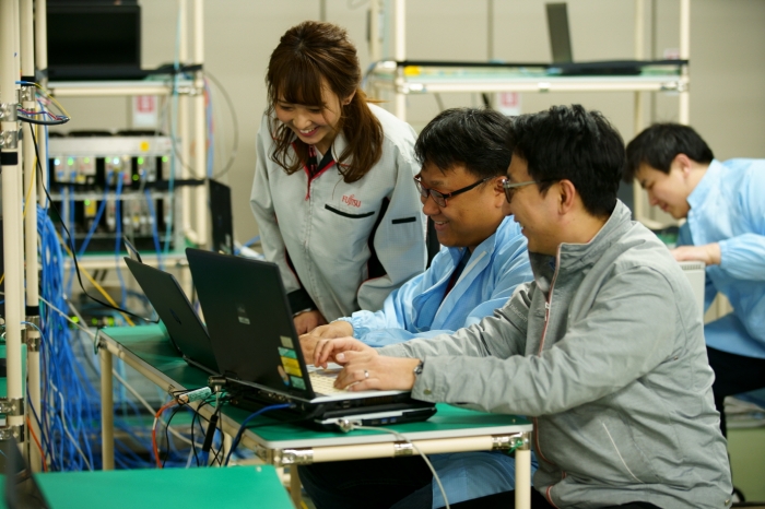 ▲달 초 일본 신가와사키에 위치한 후지쯔 연구소에서 KT, 후지쯔, 솔리드 연구원들이 5G 프론트홀 연동 테스트를 하고 있다. ⓒKT