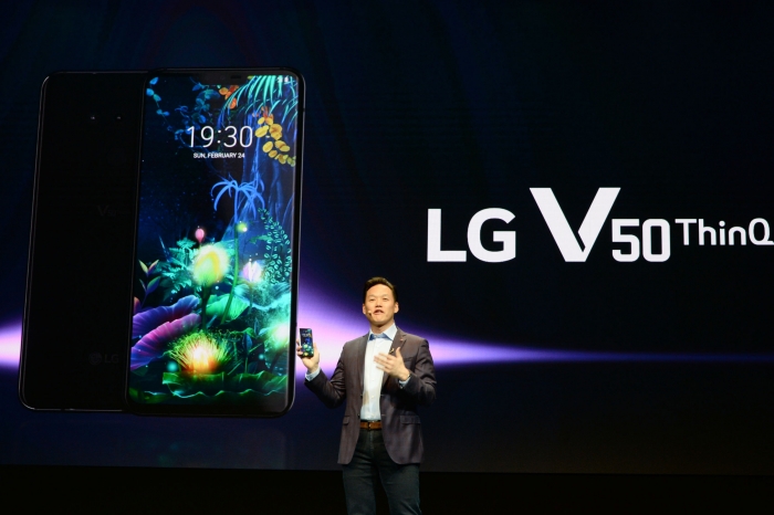 ▲ LG전자가 현지시각 24일 스페인 바르셀로나 '국제컨벤션센터(CCIB, Center de Convencions Internacional de Barcelona)’에서 5G에 최적화된 성능과 높은 안정성을 갖춘 LG V50 ThinQ, 4G 고객을 위한 새로운 경험을 끌어낸 LG G8 ThinQ를 동시에 공개했다. 사진은 LG전자 미국법인 프랭크 리(Frank Lee)가 LG V50 ThinQ를 소개하고 있다. ⓒLG전자